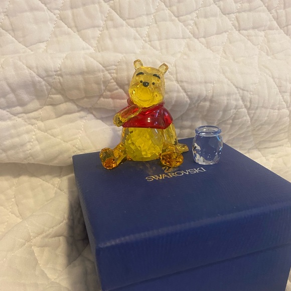 SWAROVSKI DISNEY WINNIE THE POOH 1142889 WITH HONEY POT - Picture 1 of 1